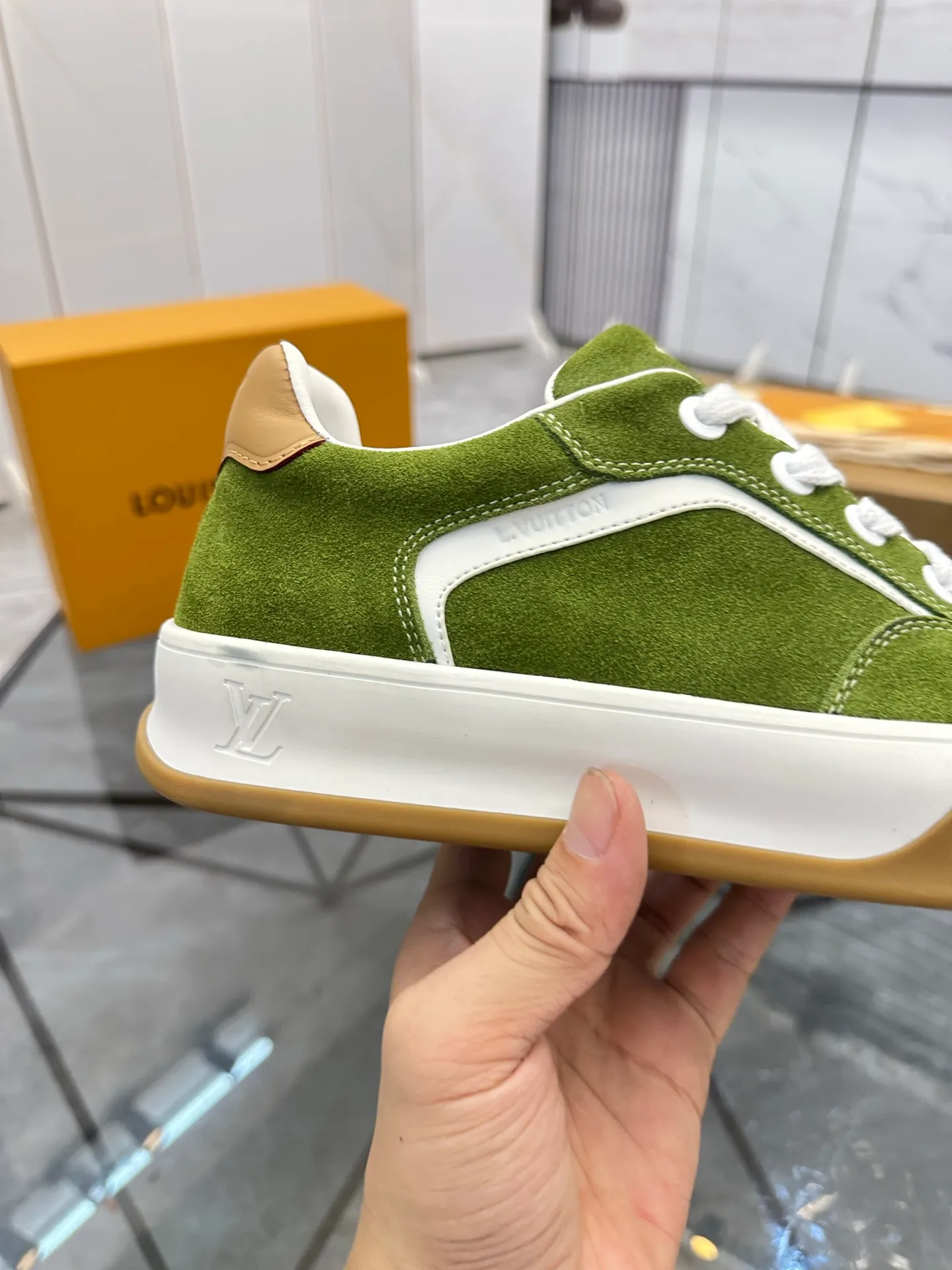 Men's shoes for sale 💰: 💰P660¥ Top quality Comes with airplane case Product trademark: LV* "Louis Vuitton*" low-top casual shoes Regular size: 35-44 (can be customized to 45) Couple style Product materials: imported nubuck leather upper, sheepskin lining, original outsole. Number: 819